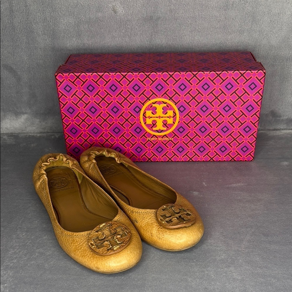 Tory Burch Reva Gold Ballet Flats Logo Medallion Sz 7.5 Classic - Picture 1 of 6